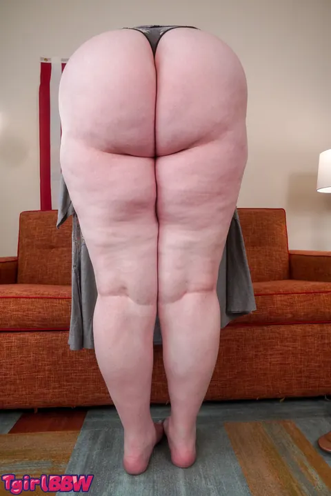 Curvy Trans Woman Poses Nude and Shows Her Body – photo 11 of 16