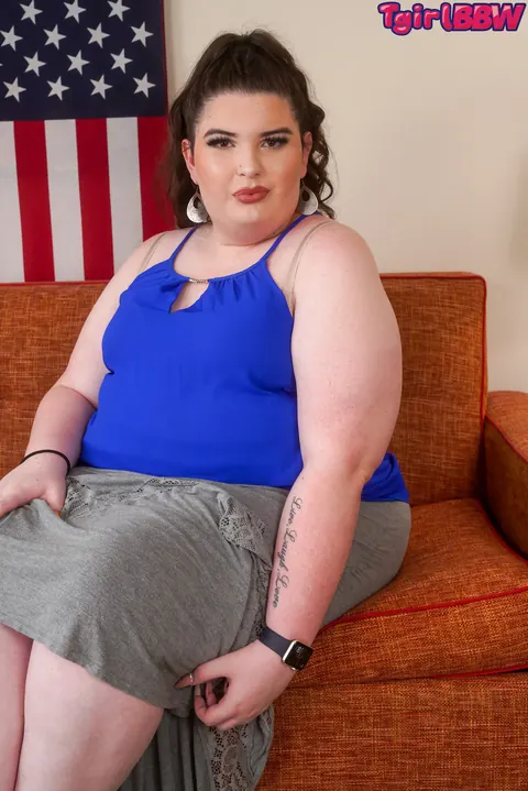 Curvy Trans Woman Poses Nude and Shows Her Body – photo 2 of 16