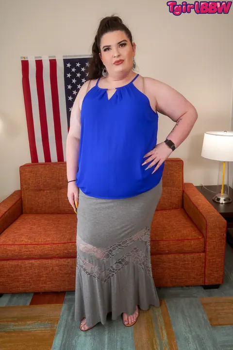 Curvy Trans Woman Poses Nude and Shows Her Body – photo 1 of 16