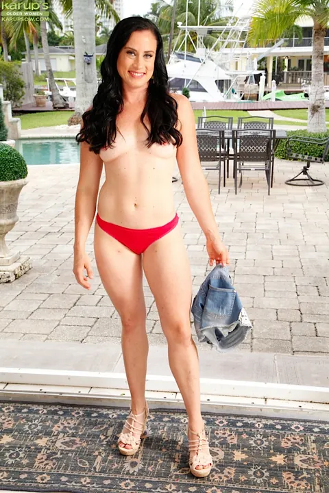 Aerial Cruz: Thick Latina MILF Strips Off Her Shorts by the Pool and Fingers Her Pussy – photo 5 of 16