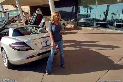 Busty Woman in Glasses Strips and Uses a Toy in a Car Outdoors – photo 6 of 20