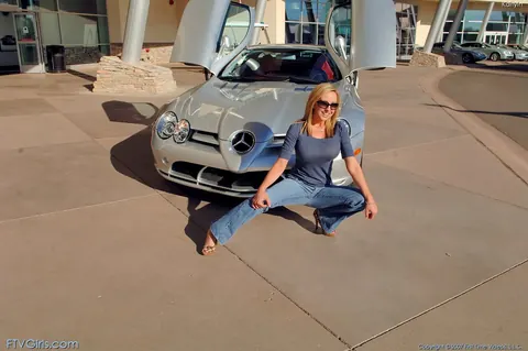 Busty Woman in Glasses Strips and Uses a Toy in a Car Outdoors – photo 2 of 20