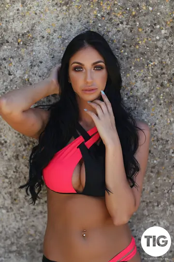Anya Leigh – British MILF Loses Her Bikini Top Outdoors in Heels