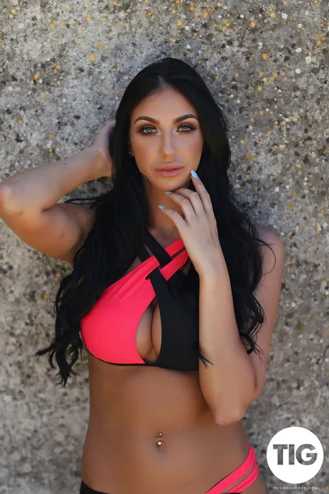 Anya Leigh: British MILF Loses Her Bikini Top Outdoors in Heels – photo 1 of 21