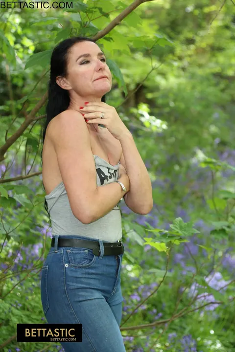 Brunette PAWG Flaunts Her Big Ass in Tight Jeans Outdoors – photo 2 of 15
