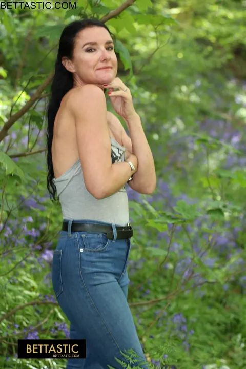 Brunette PAWG Flaunts Her Big Ass in Tight Jeans Outdoors – photo 4 of 15