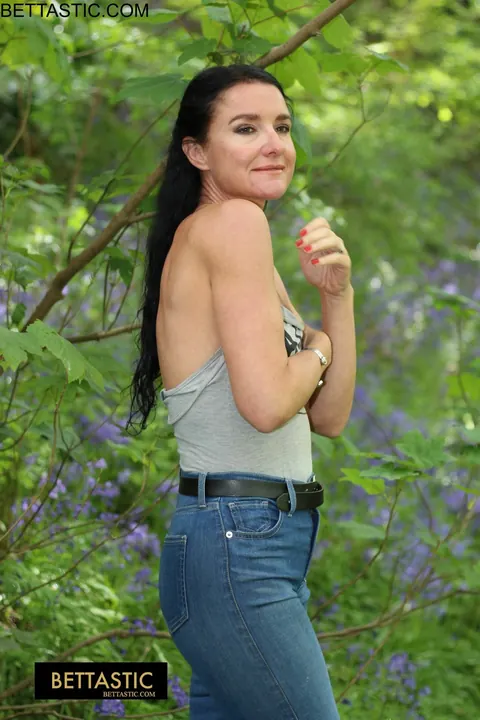 Brunette PAWG Flaunts Her Big Ass in Tight Jeans Outdoors – photo 5 of 15