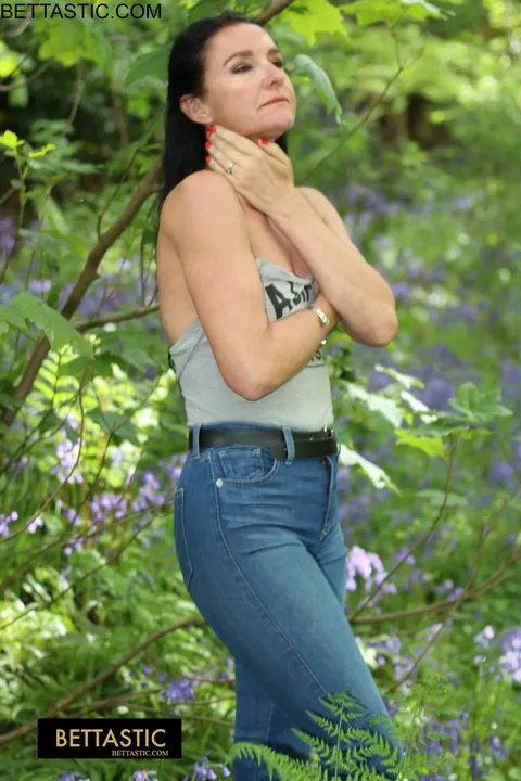 Brunette PAWG Flaunts Her Big Ass in Tight Jeans Outdoors – photo 1 of 15