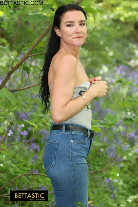 Brunette PAWG Flaunts Her Big Ass in Tight Jeans Outdoors – photo 13 of 15