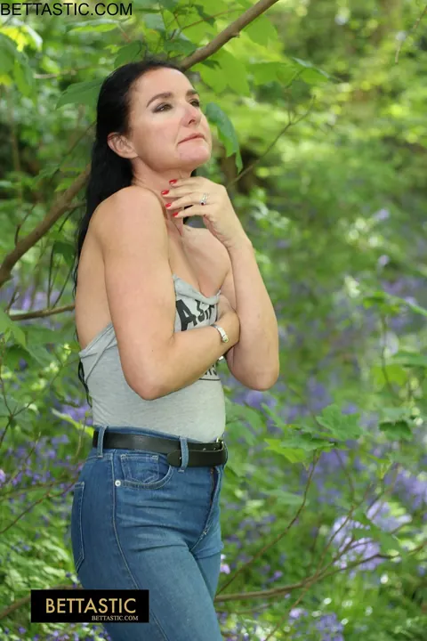 Brunette PAWG Flaunts Her Big Ass in Tight Jeans Outdoors – photo 3 of 15