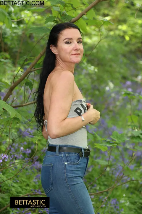 Brunette PAWG Flaunts Her Big Ass in Tight Jeans Outdoors – photo 6 of 15