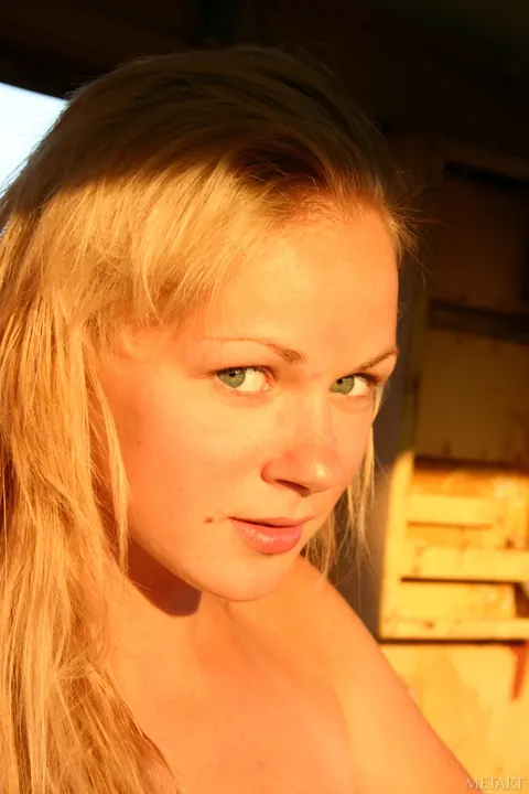 Anna Smart: Blonde Strips Nude and Shows Her Big Natural Tits – photo 7 of 21