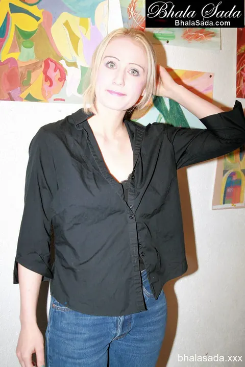 Blonde MILF Undresses and Poses Nude for the Lens – photo 1 of 21