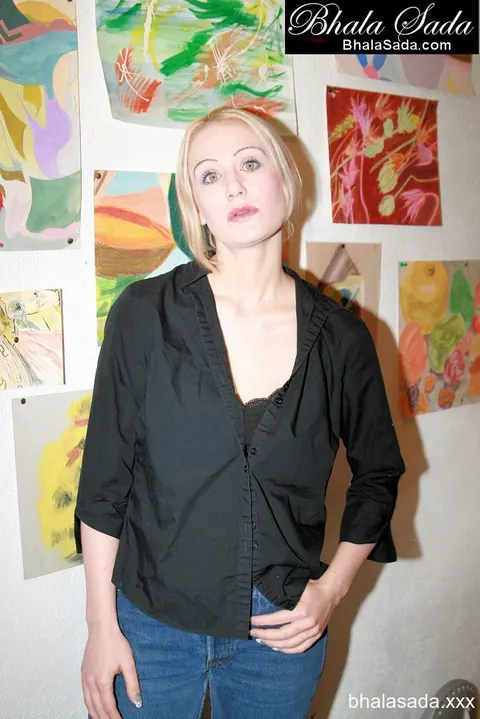 Blonde MILF Undresses and Poses Nude for the Lens – photo 5 of 21