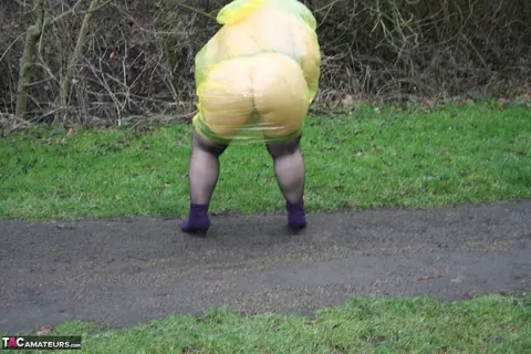 Lexie Cummings: Mature British PAWG Displays Her Big Ass with a Butt Plug Outdoors – photo 7 of 20