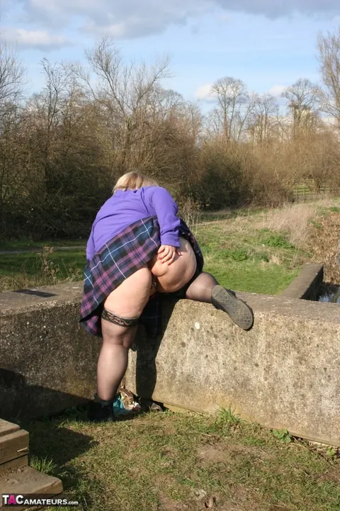 Lexie Cummings: Mature British PAWG Displays Her Big Ass with a Butt Plug Outdoors – photo 18 of 20