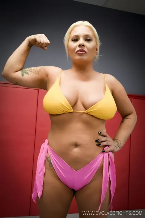 London Rose: Curvy Blonde MILF Wrestles Man and Gets Pussy Licked – photo 3 of 21