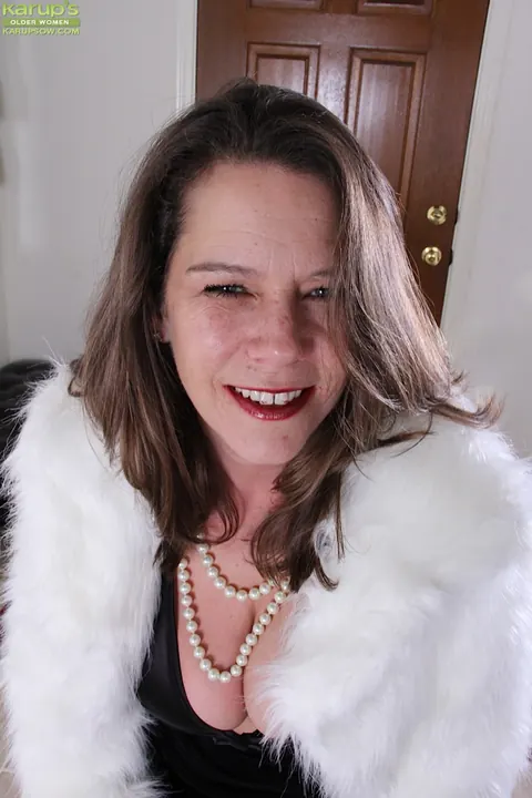 Jane Russell: Mature Brunette with Big Tits Undresses and Spreads Wide – photo 2 of 16