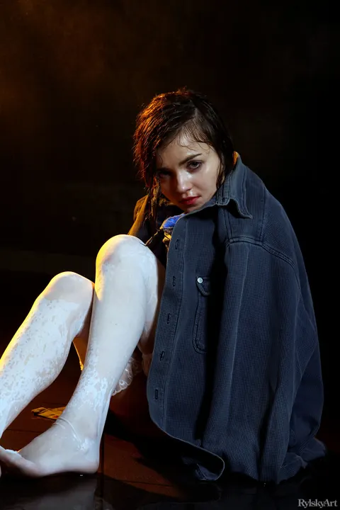 Alice Kiss: Slim Russian Brunette Pulls Jeans Aside and Spreads Her Pussy – photo 9 of 20
