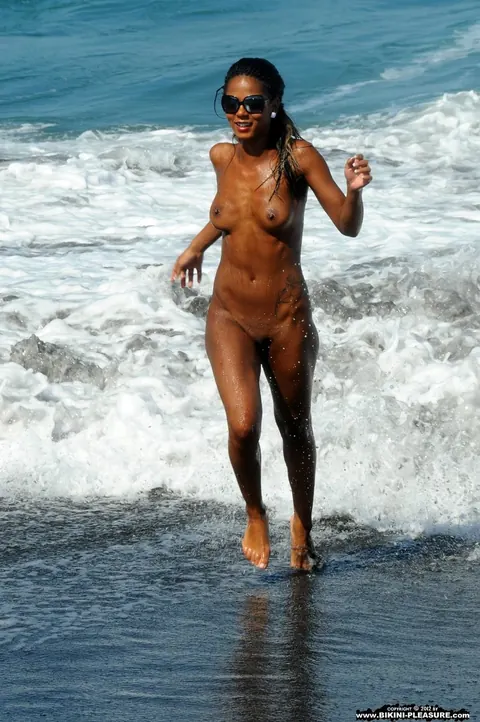 Isabella Chrystin: Ebony Babe Strips Off Her Bikini and Spreads on the Beach – photo 16 of 16