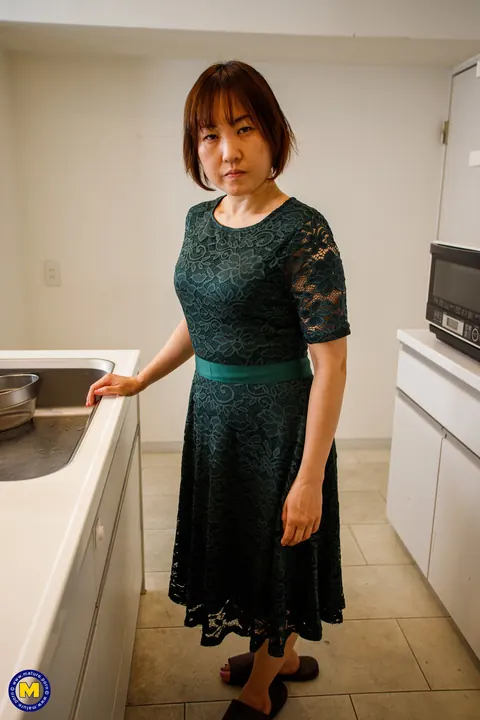 Yuki Kozakura: Asian Redhead MILF Poses Nude in the Kitchen – photo 1 of 20