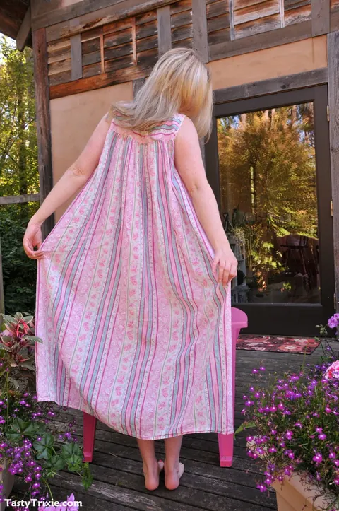 Tasty Trixie: Busty Blonde MILF Undresses Outdoors – photo 4 of 20