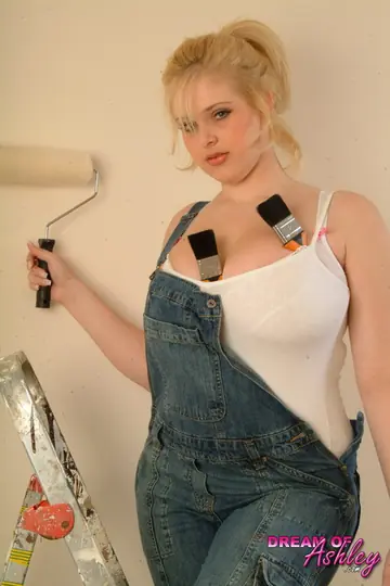 Ashley Ellison – British Blonde Shows Off Her Big Tits in Lingerie