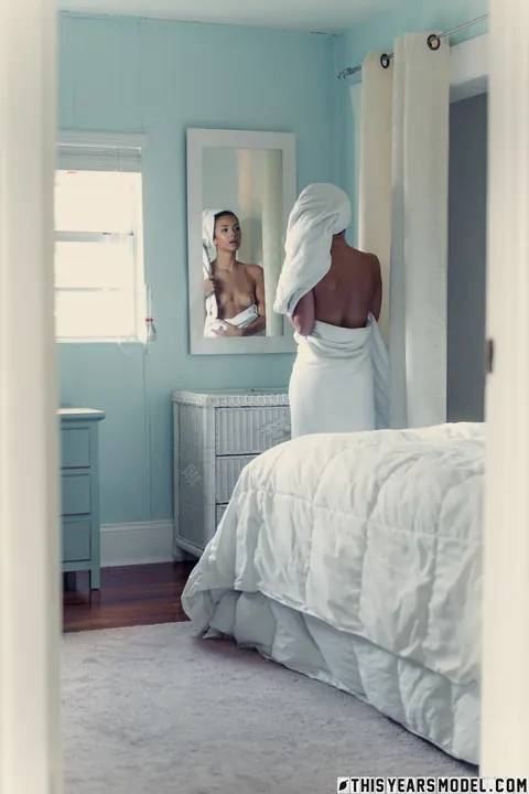 Lola Sinclair: Brunette Drops Her Robe and Poses Naked Before the Mirror – photo 2 of 15