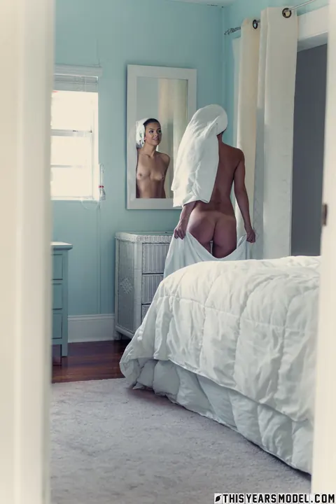 Lola Sinclair: Brunette Drops Her Robe and Poses Naked Before the Mirror – photo 3 of 15