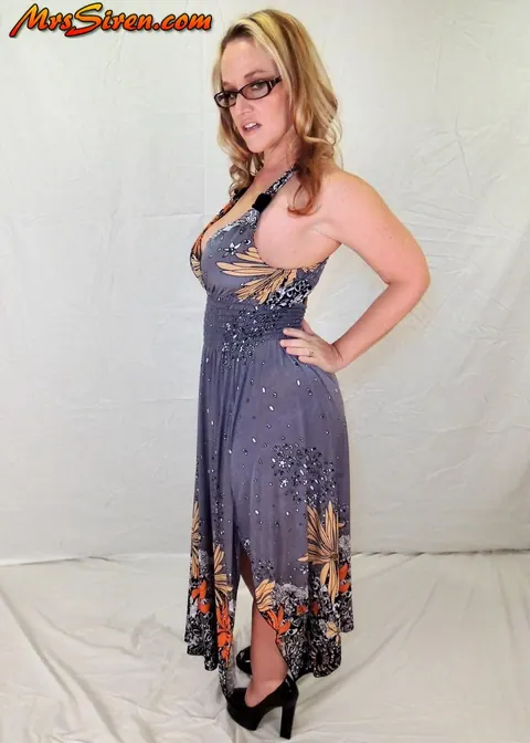Dee Siren: Thick Blonde MILF Reveals Thong, Heels and Glasses Under Skirt – photo 4 of 17