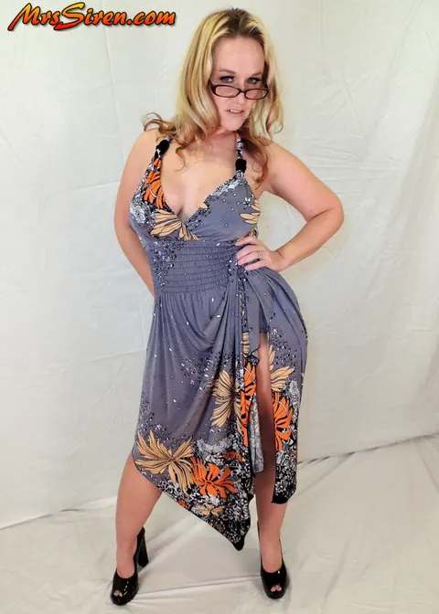 Dee Siren: Thick Blonde MILF Reveals Thong, Heels and Glasses Under Skirt – photo 3 of 17