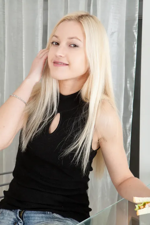 Mbali: Skinny Blonde Strips Out of Her Jeans Outdoors – photo 14 of 21