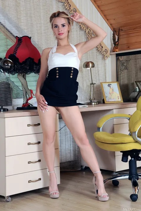 Lana Foxy: Ukrainian Blonde Strips Nude at Her Desk in the Office – photo 8 of 21