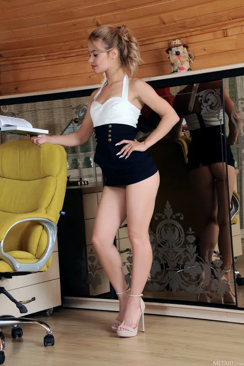 Lana Foxy: Ukrainian Blonde Strips Nude at Her Desk in the Office – photo 4 of 21