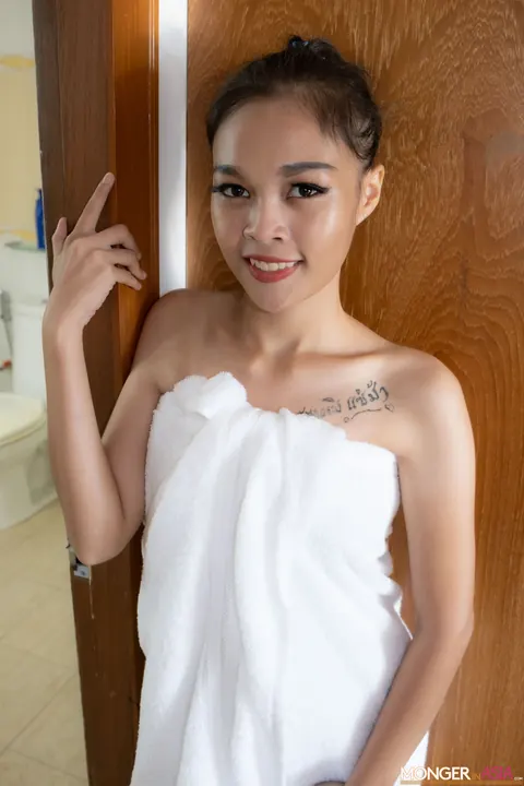 Petite Asian Woman Poses Naked in the Bathroom – photo 2 of 15