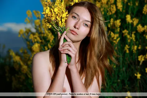 Hairy Woman Undresses Outdoors and Spreads Her Bush Wide – photo 16 of 16