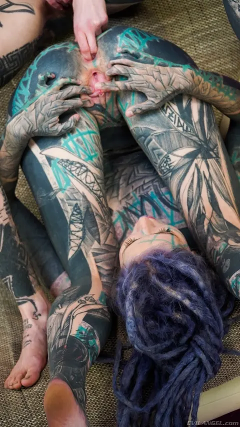 Anuskatzz: Tattooed Lesbians Fist Assholes and Share a Dildo – photo 5 of 15