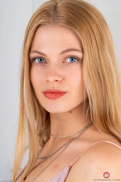 Sophie Sparks: Blonde Strips Nude and Poses Showing Her Small Natural Tits – photo 1 of 21