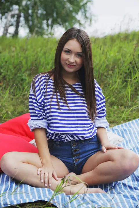 Alexa Day: Russian Babe Strips Out of Her Shorts in the Forest – photo 1 of 21