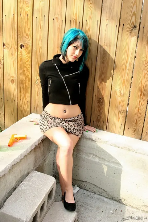 Azrael Arden: Slim Short-Haired Woman Spreads Her Legs Outdoors – photo 1 of 17