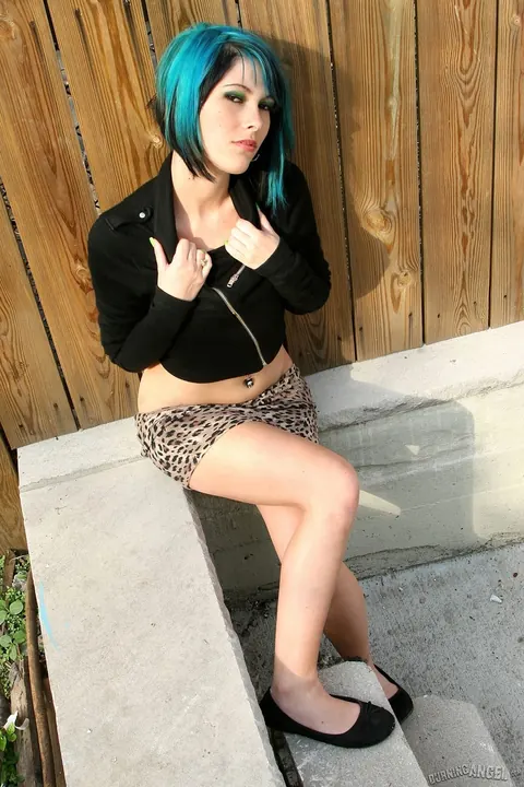 Azrael Arden: Slim Short-Haired Woman Spreads Her Legs Outdoors – photo 2 of 17