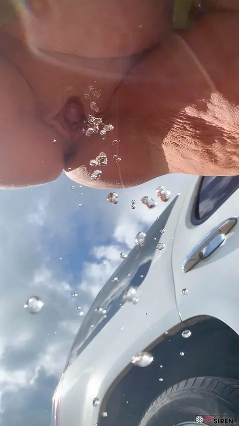 Dee Siren: Curvy Blonde MILF Spreads and Pisses Outdoors – photo 18 of 20