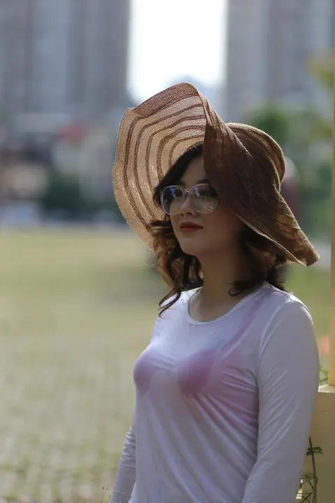 Curly Asian Woman Poses Outdoors in Glasses – photo 19 of 21
