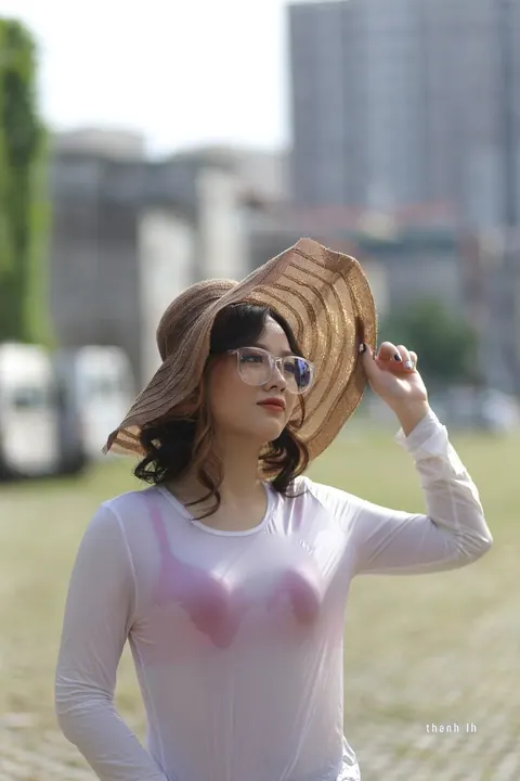Curly Asian Woman Poses Outdoors in Glasses – photo 12 of 21