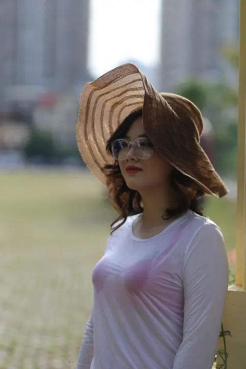 Curly Asian Woman Poses Outdoors in Glasses – photo 18 of 21