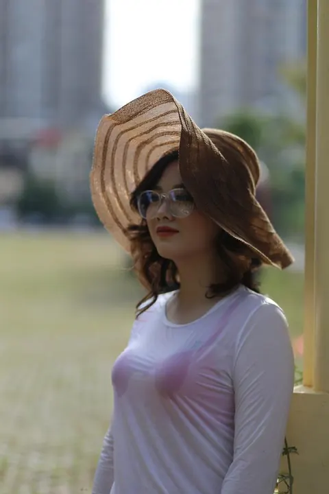Curly Asian Woman Poses Outdoors in Glasses – photo 17 of 21