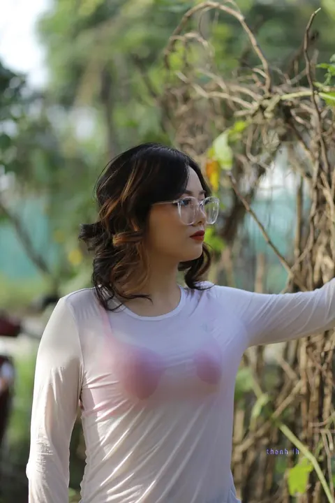 Curly Asian Woman Poses Outdoors in Glasses – photo 21 of 21