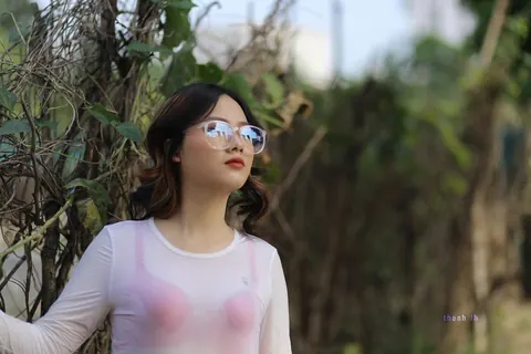 Curly Asian Woman Poses Outdoors in Glasses – photo 4 of 21