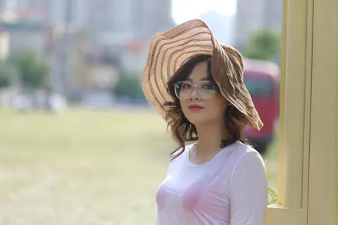 Curly Asian Woman Poses Outdoors in Glasses – photo 16 of 21