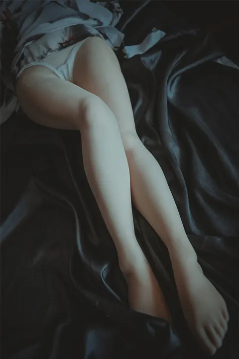 Woman Poses Nude Showing Off Her Round Ass and Feet – photo 10 of 11